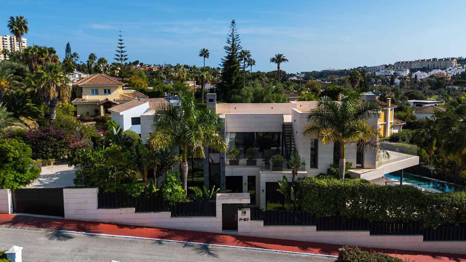 6 Zimmer Villa zu verkaufen in Nueva Andalucia mit Pool Garage - 7.200.000 € (Ref: 7463902)