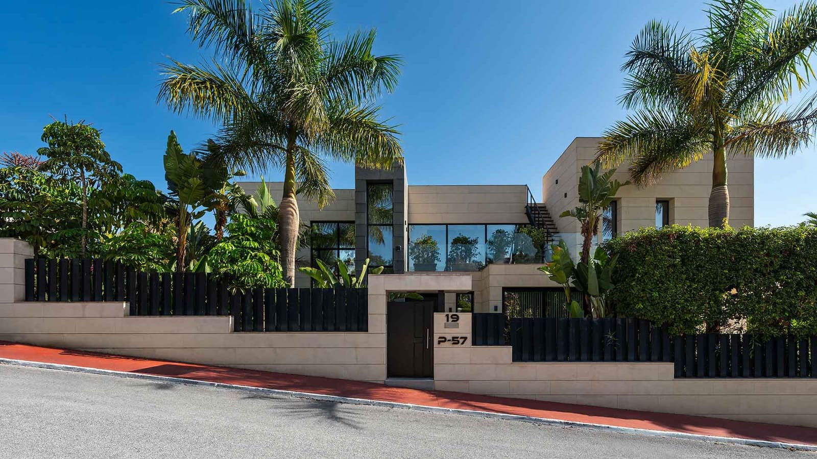 6 Zimmer Villa zu verkaufen in Nueva Andalucia mit Pool Garage - 7.200.000 € (Ref: 7463902)