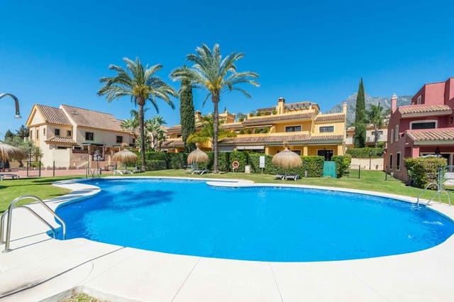4 soveværelse Byhus til salg i Lomas De Marbella, Marbella med swimmingpool - € 1.150.000 (Ref: 7636875)