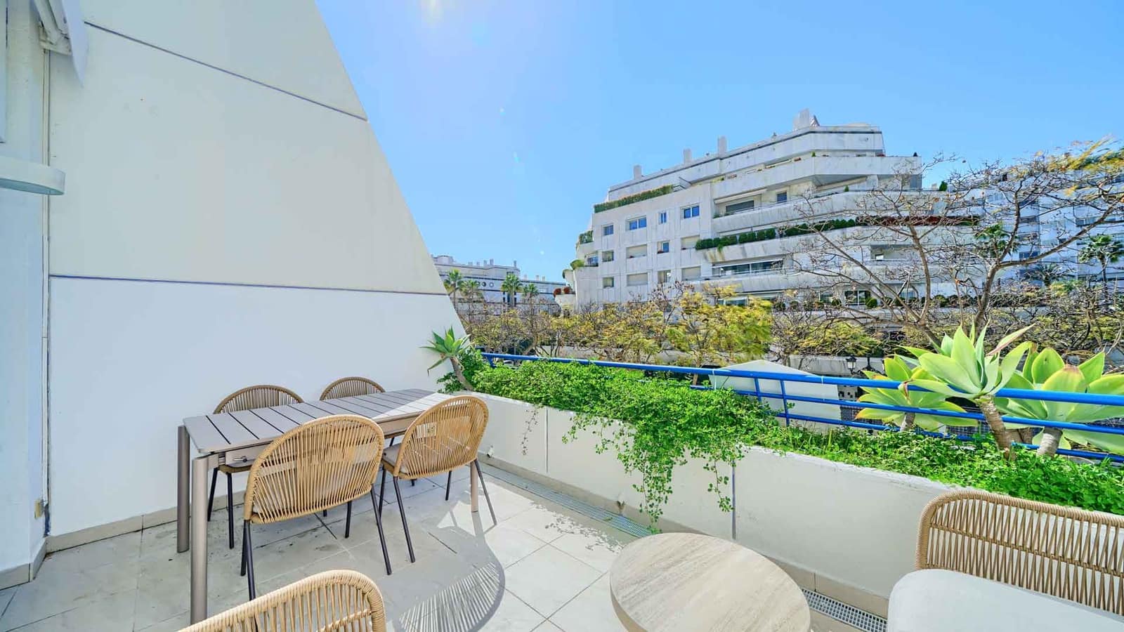 2 Zimmer Apartment zu verkaufen in Marbella mit Pool - 750.000 € (Ref: 8165763)