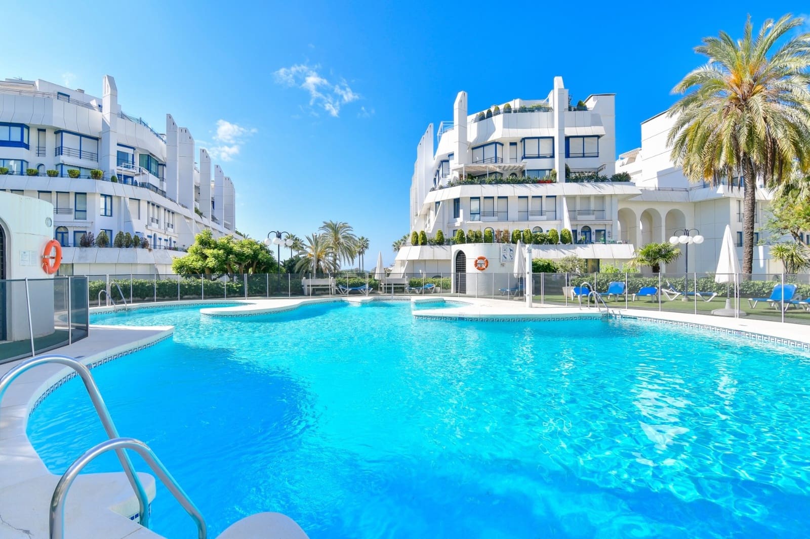 2 Zimmer Apartment zu verkaufen in Marbella mit Pool - 750.000 € (Ref: 8165763)