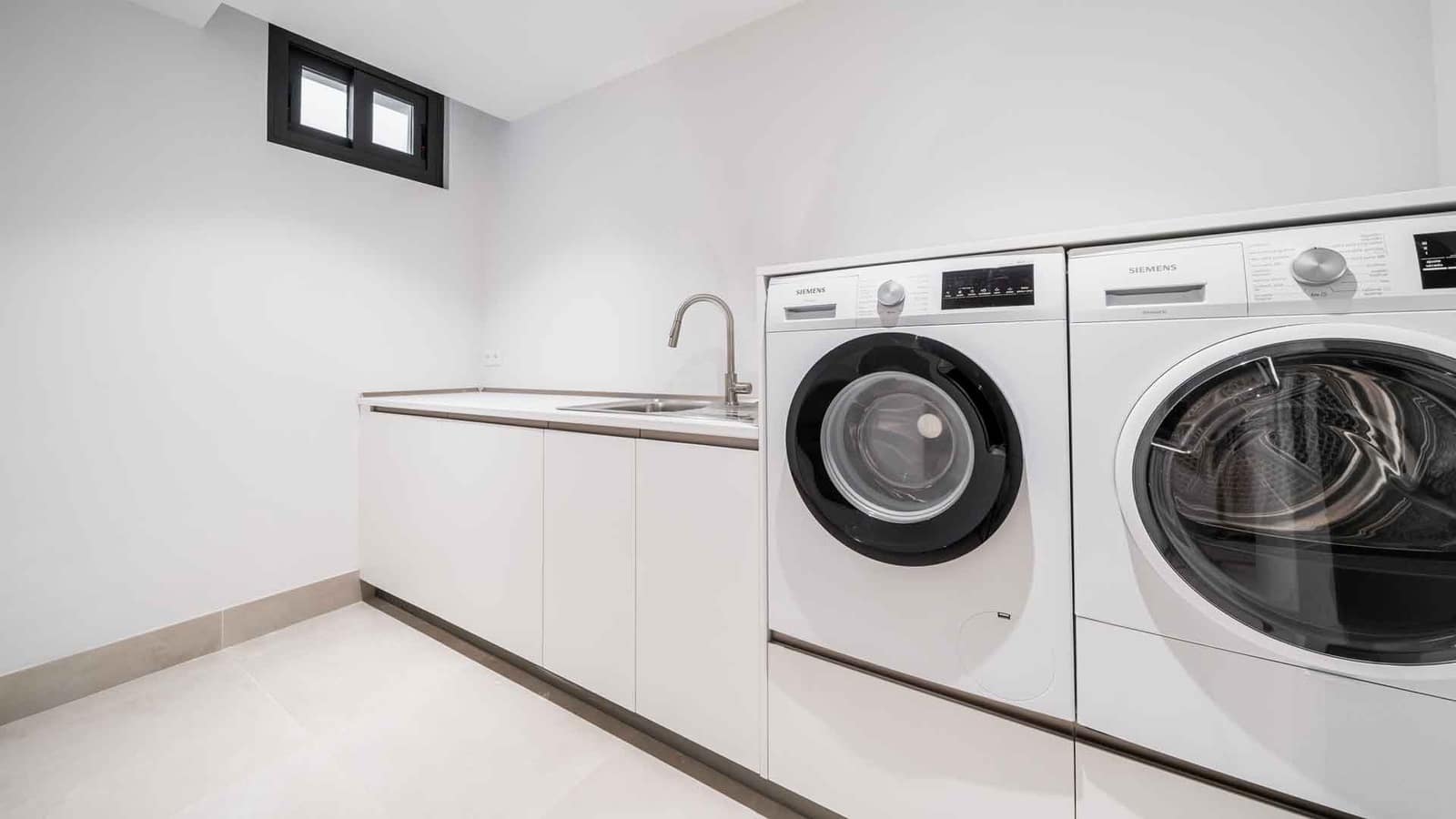 4 soveværelse Villa til salg i Estepona med swimmingpool - € 1.995.000 (Ref: 8201802)