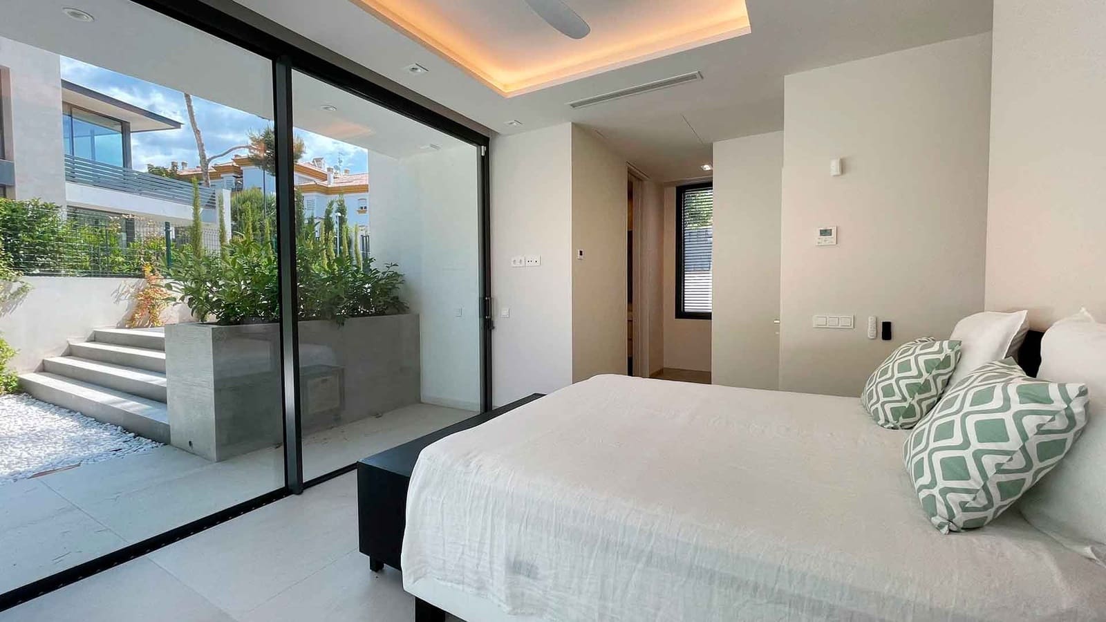 5 bedroom Villa for sale in Golden Mile with pool - € 4,650,000 (Ref: 8482086)