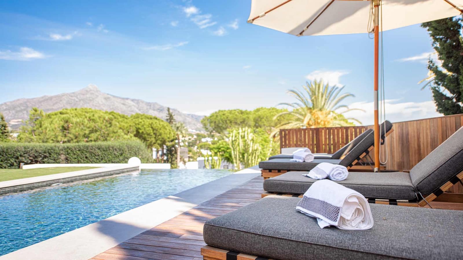 5 chambre Villa/Maison à vendre à Nueva Andalucia avec piscine - 4 395 000 € (Ref: 8534003)