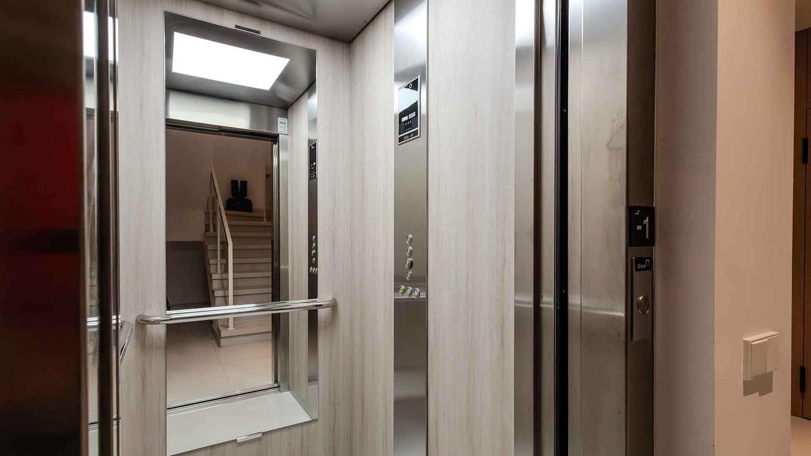 4 soverom Kjedet enebolig til salgs i Nueva Andalucia med svømmebasseng - € 4 750 000 (Ref: 8582557)