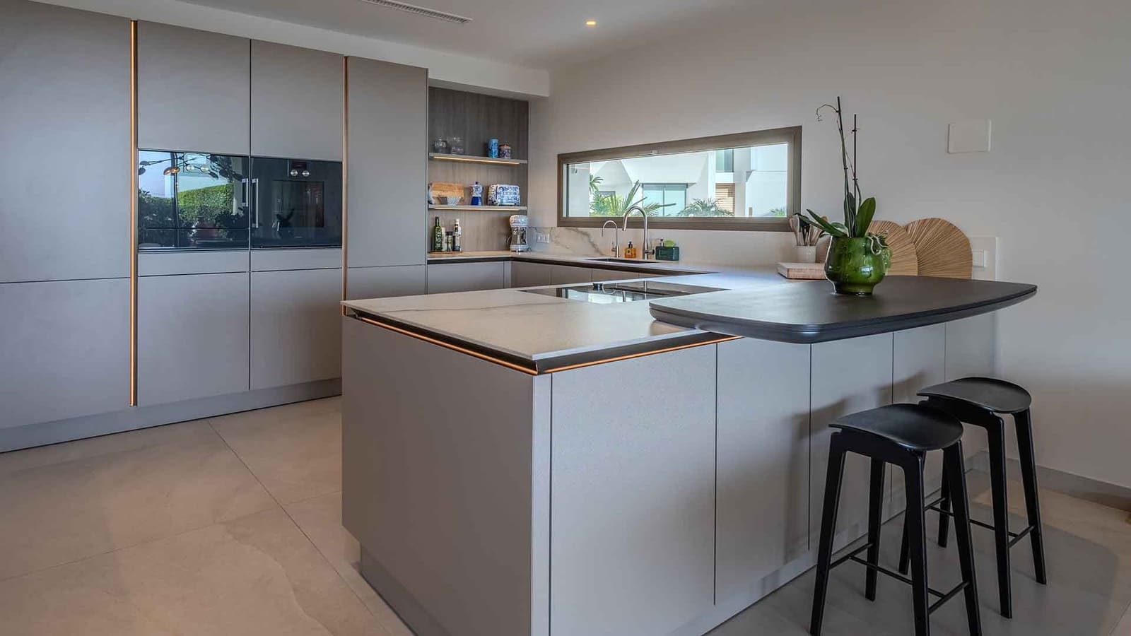 4 soverom Kjedet enebolig til salgs i Nueva Andalucia med svømmebasseng - € 4 750 000 (Ref: 8582557)