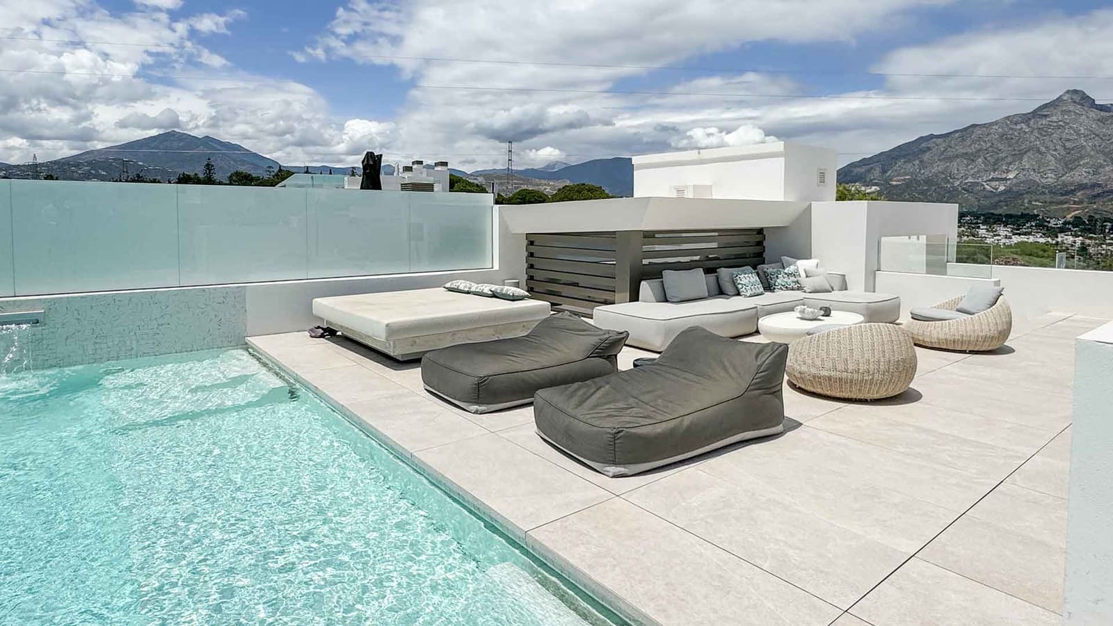 4 soverom Kjedet enebolig til salgs i Nueva Andalucia med svømmebasseng - € 4 750 000 (Ref: 8582557)