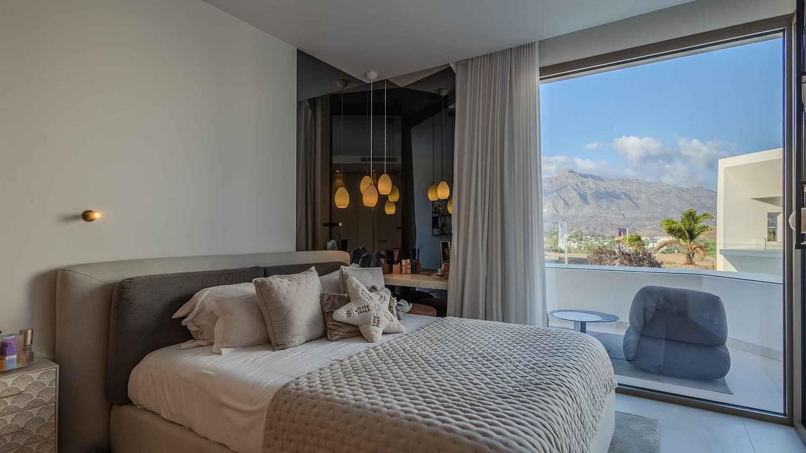 4 soverom Kjedet enebolig til salgs i Nueva Andalucia med svømmebasseng - € 4 750 000 (Ref: 8582557)