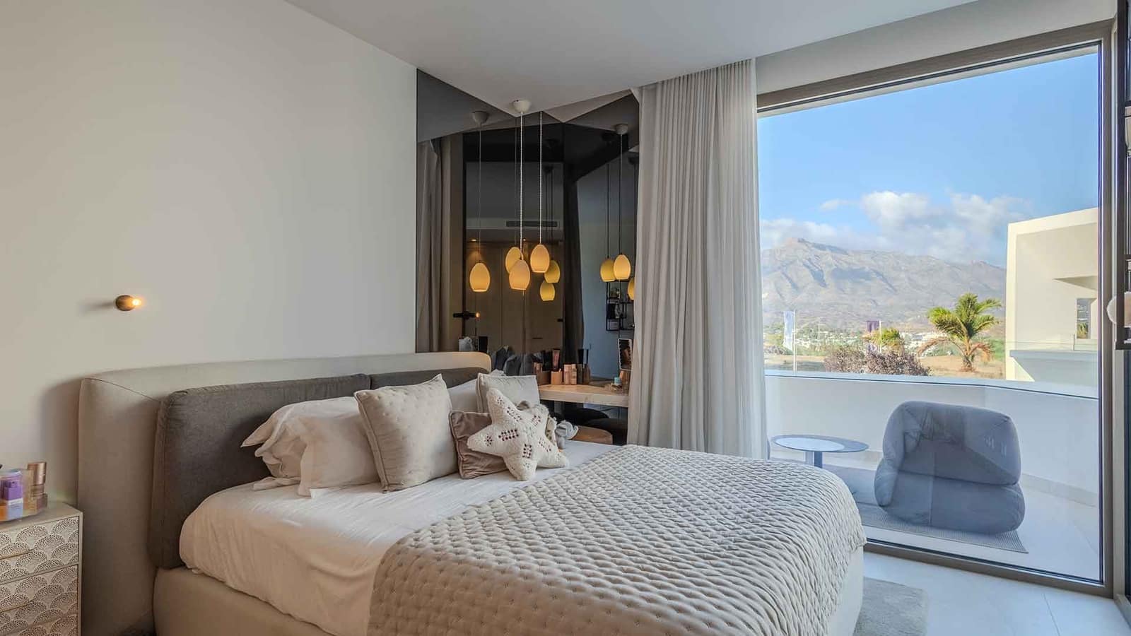 4 soverom Kjedet enebolig til salgs i Nueva Andalucia med svømmebasseng - € 4 750 000 (Ref: 8582557)