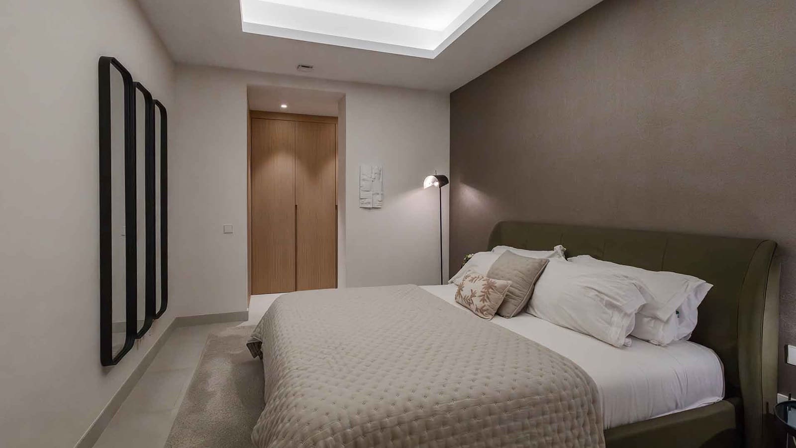 4 soverom Kjedet enebolig til salgs i Nueva Andalucia med svømmebasseng - € 4 750 000 (Ref: 8582557)