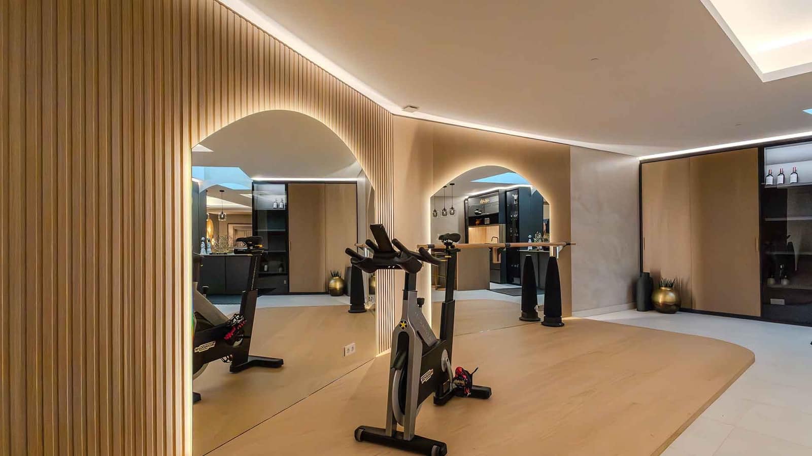 4 soverom Kjedet enebolig til salgs i Nueva Andalucia med svømmebasseng - € 4 750 000 (Ref: 8582557)