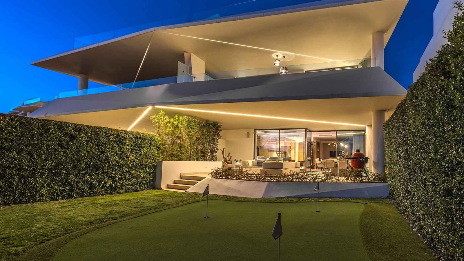 4 soverom Kjedet enebolig til salgs i Nueva Andalucia med svømmebasseng - € 4 750 000 (Ref: 8582557)