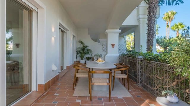 Apartamento de 3 habitaciones en Lomas De Marbella, Marbella en venta con piscina - 1.995.000 € (Ref: 8615254)