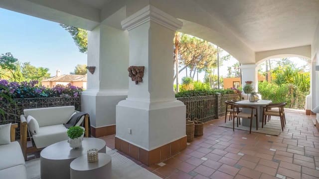 Apartamento de 3 habitaciones en Lomas De Marbella, Marbella en venta con piscina - 1.995.000 € (Ref: 8615254)