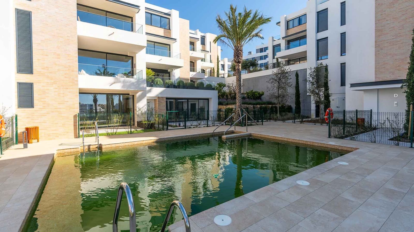 Apartamento de 2 habitaciones en Estepona en venta con piscina - 575.000 € (Ref: 8692914)