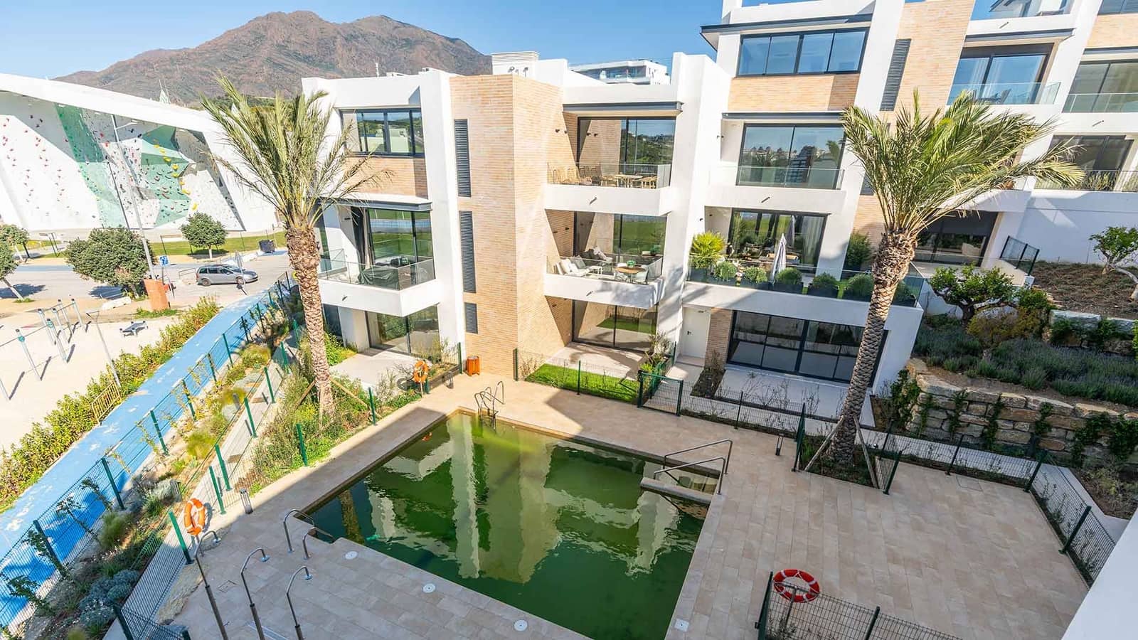 Apartamento de 2 habitaciones en Estepona en venta con piscina - 575.000 € (Ref: 8692914)