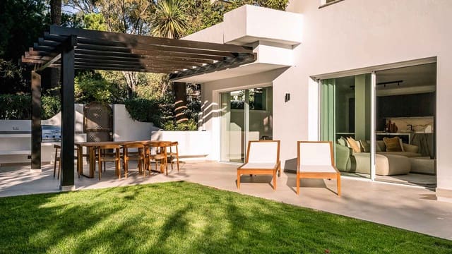 Apartamento de 4 habitaciones en Lomas De Marbella, Marbella en venta con piscina - 1.995.000 € (Ref: 8699627)