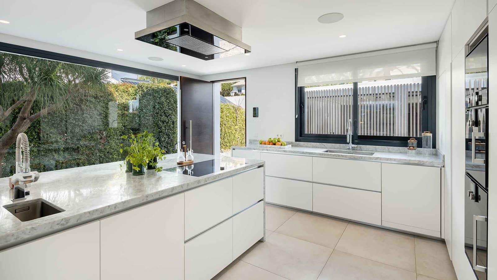 6 soverom Villa til salgs i Nueva Andalucia med svømmebasseng - € 3 995 000 (Ref: 8798710)