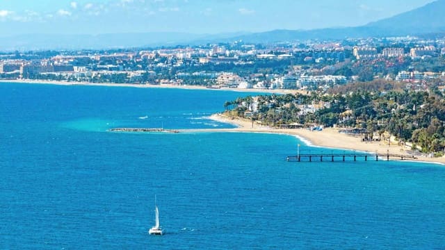 Restaurant/Bar for sale in Playa Bajadilla - Puertos, Marbella - € 600,000 (Ref: 8859621)