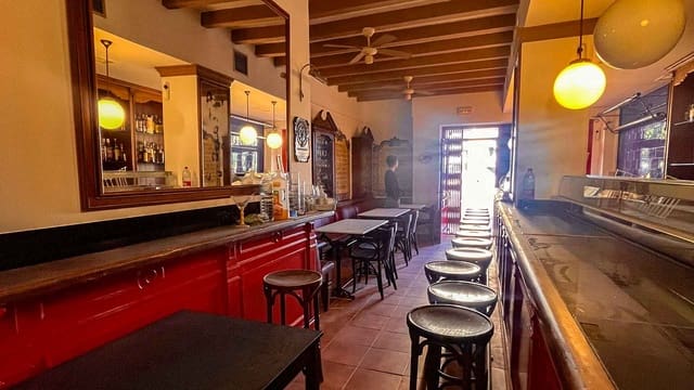 Restaurant/Bar for sale in Playa Bajadilla - Puertos, Marbella - € 600,000 (Ref: 8859621)