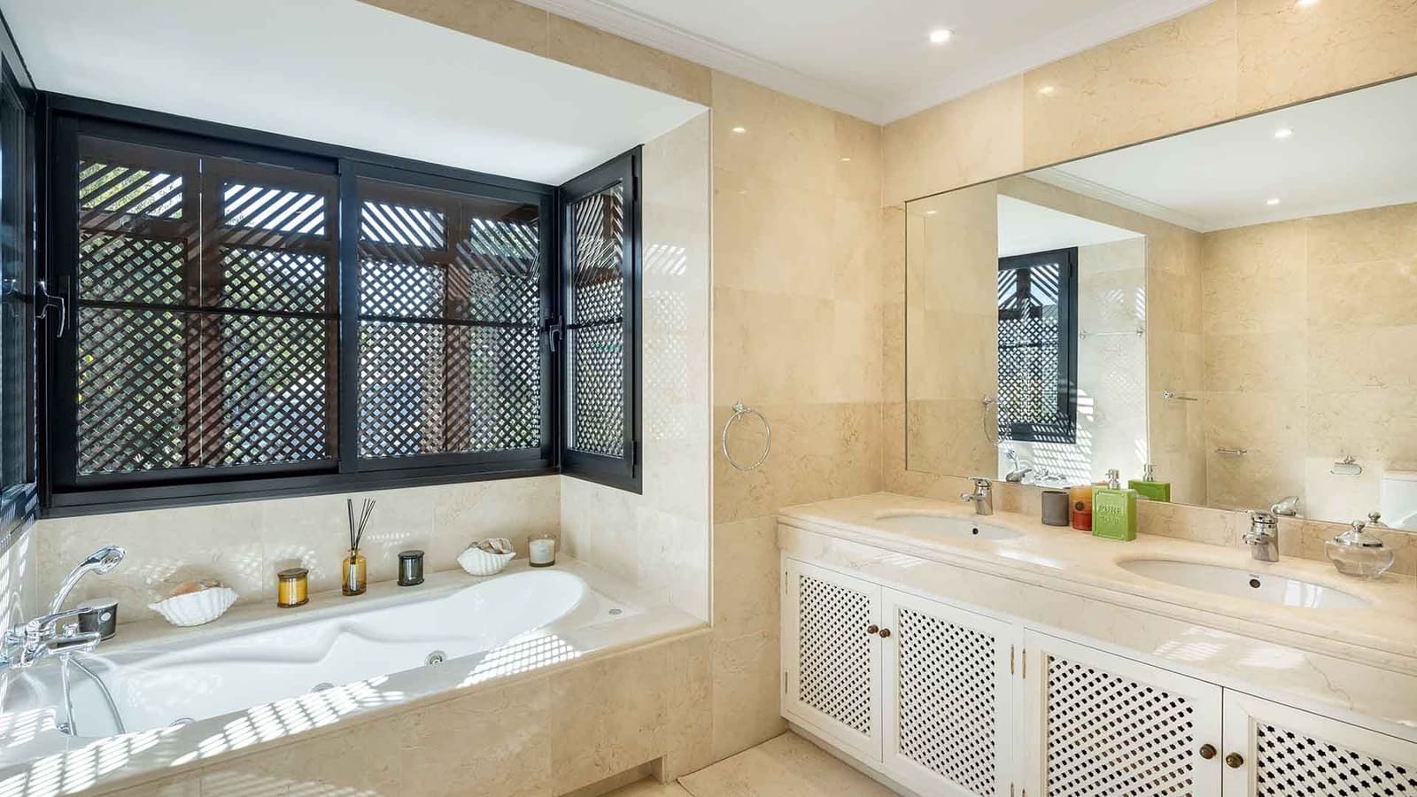 4 soveværelse Villa til salg i La Quinta med swimmingpool - € 2.950.000 (Ref: 8869548)