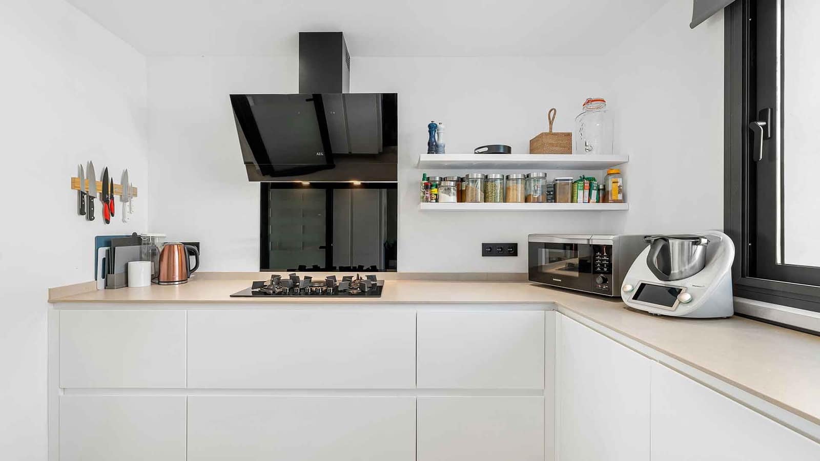 5 bedroom Villa for sale in Nueva Andalucia with pool - € 4,500,000 (Ref: 8917845)