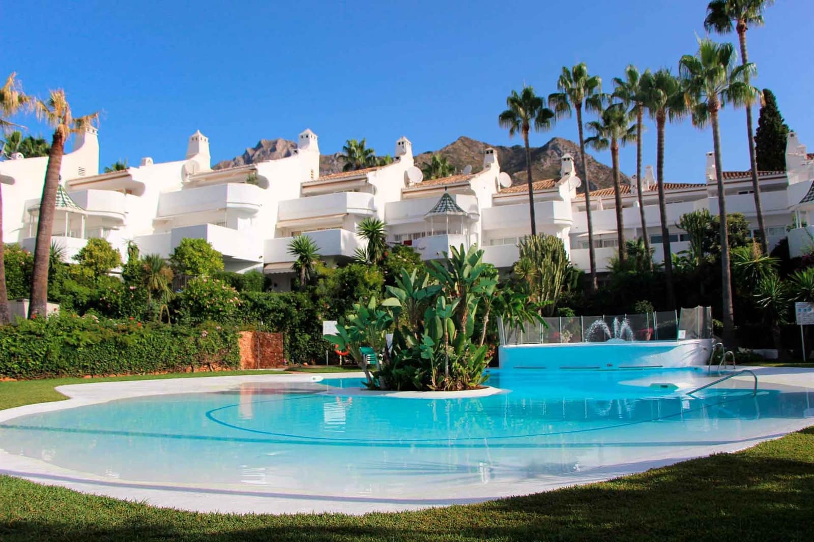 3 soveværelse Byhus til salg i Golden Mile med swimmingpool - € 865.000 (Ref: 8952699)