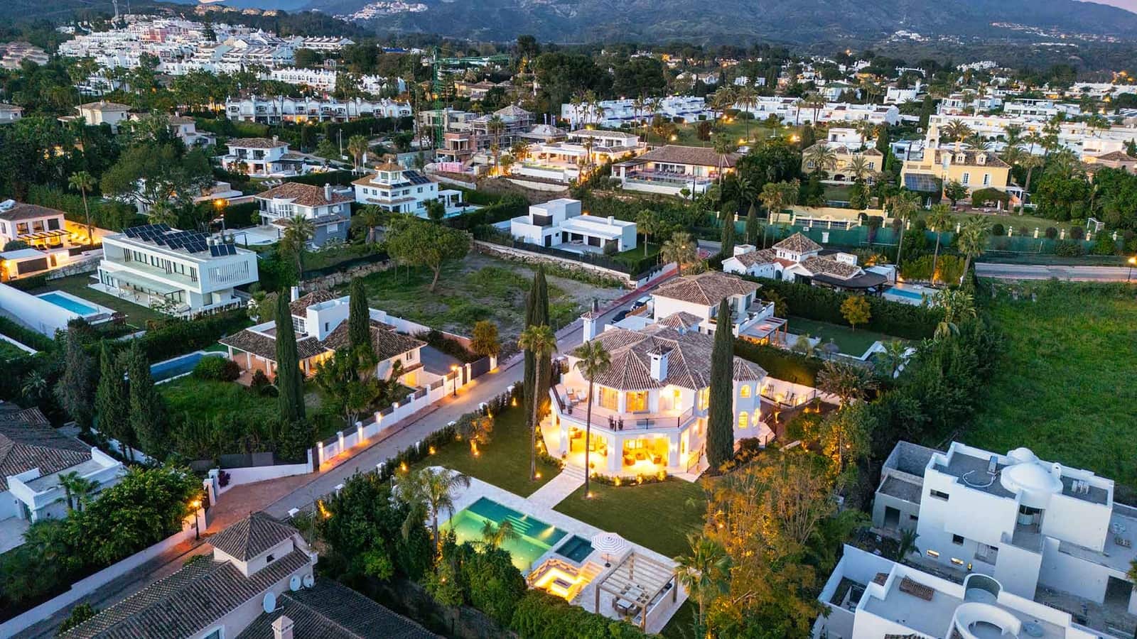 5 soverom Villa til salgs i Nueva Andalucia med svømmebasseng - € 8 595 000 (Ref: 8968444)