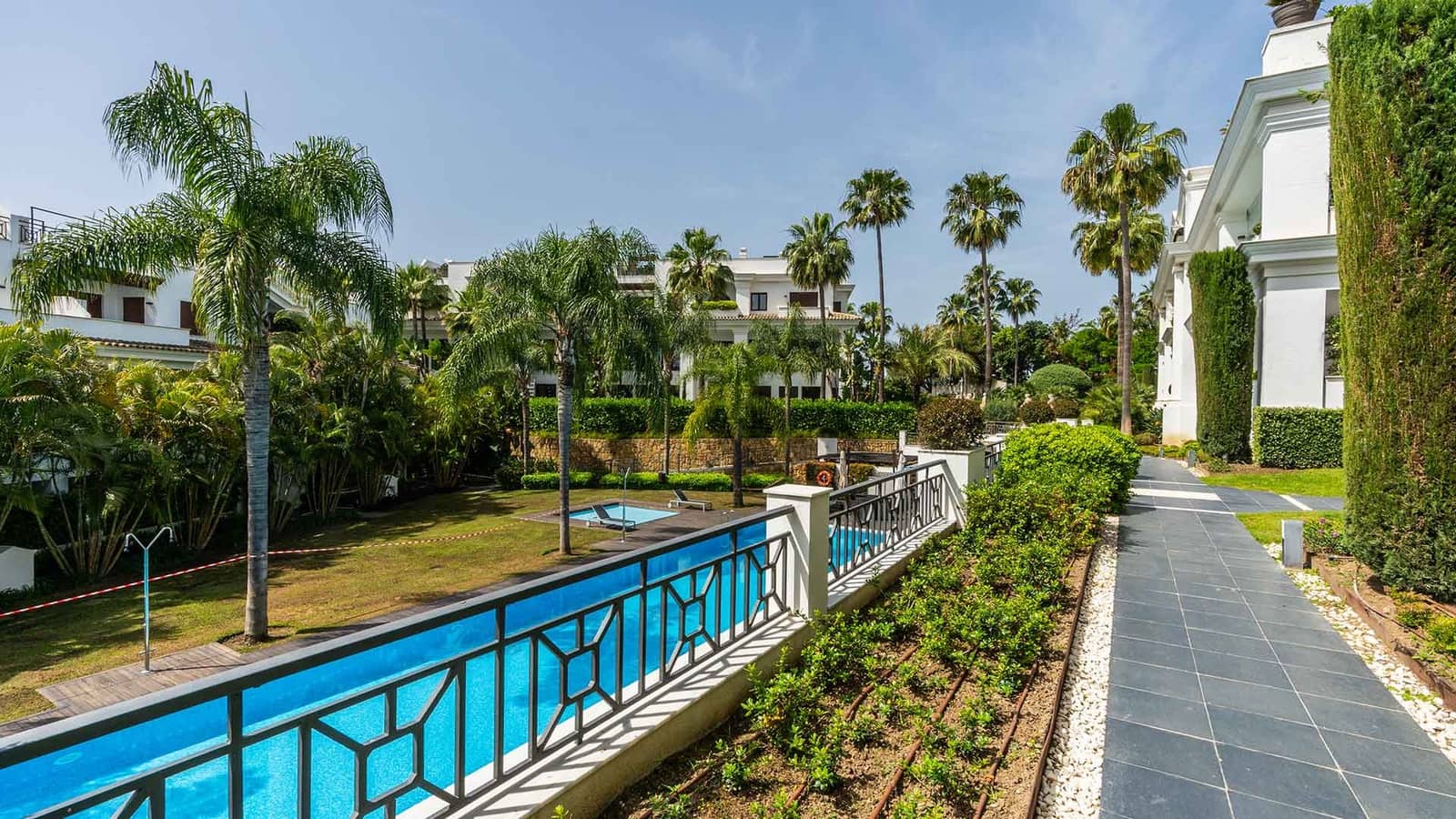 5 sypialnia Penthouse na sprzedaż w Estepona z basenem - 5 980 000 € (Ref: 8970490)