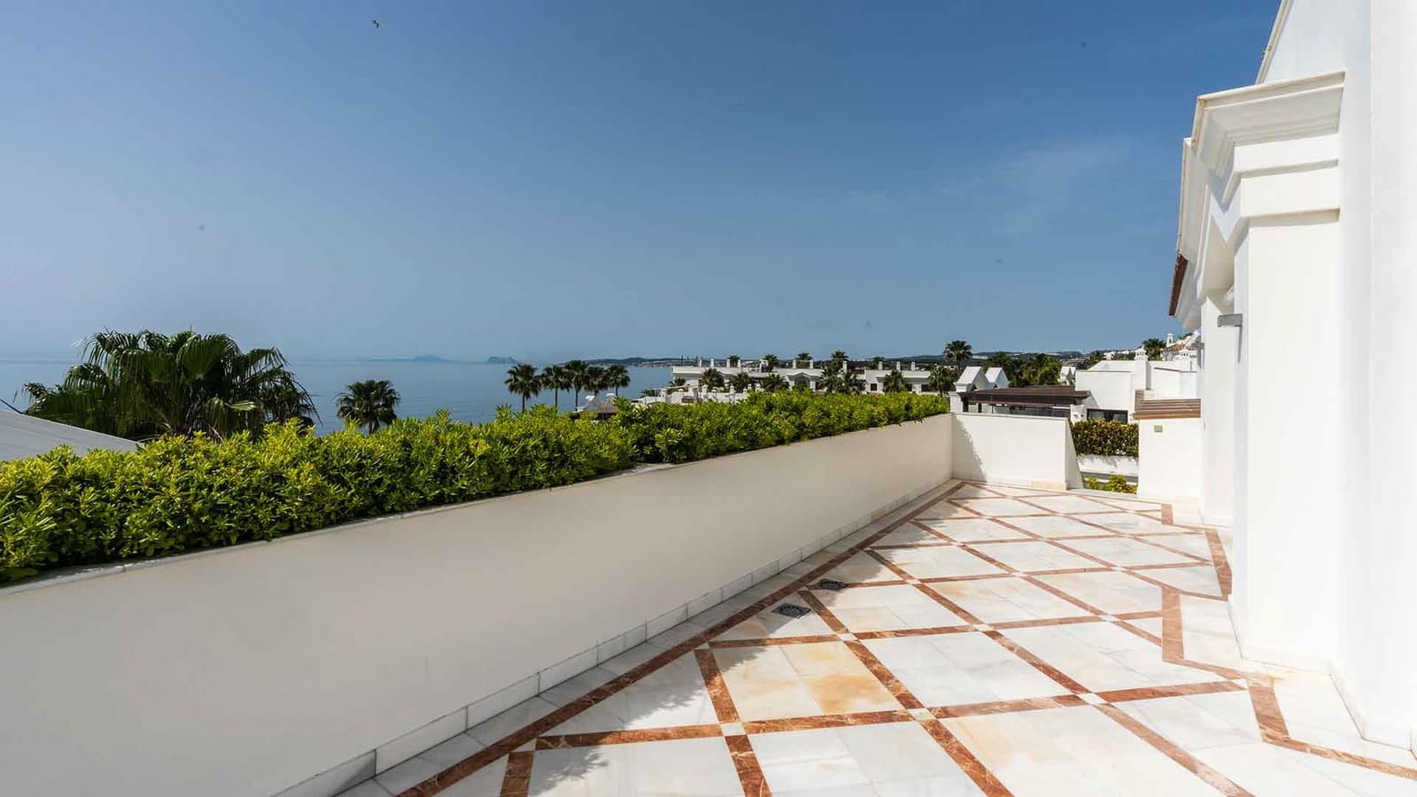 5 sypialnia Penthouse na sprzedaż w Estepona z basenem - 5 980 000 € (Ref: 8970490)