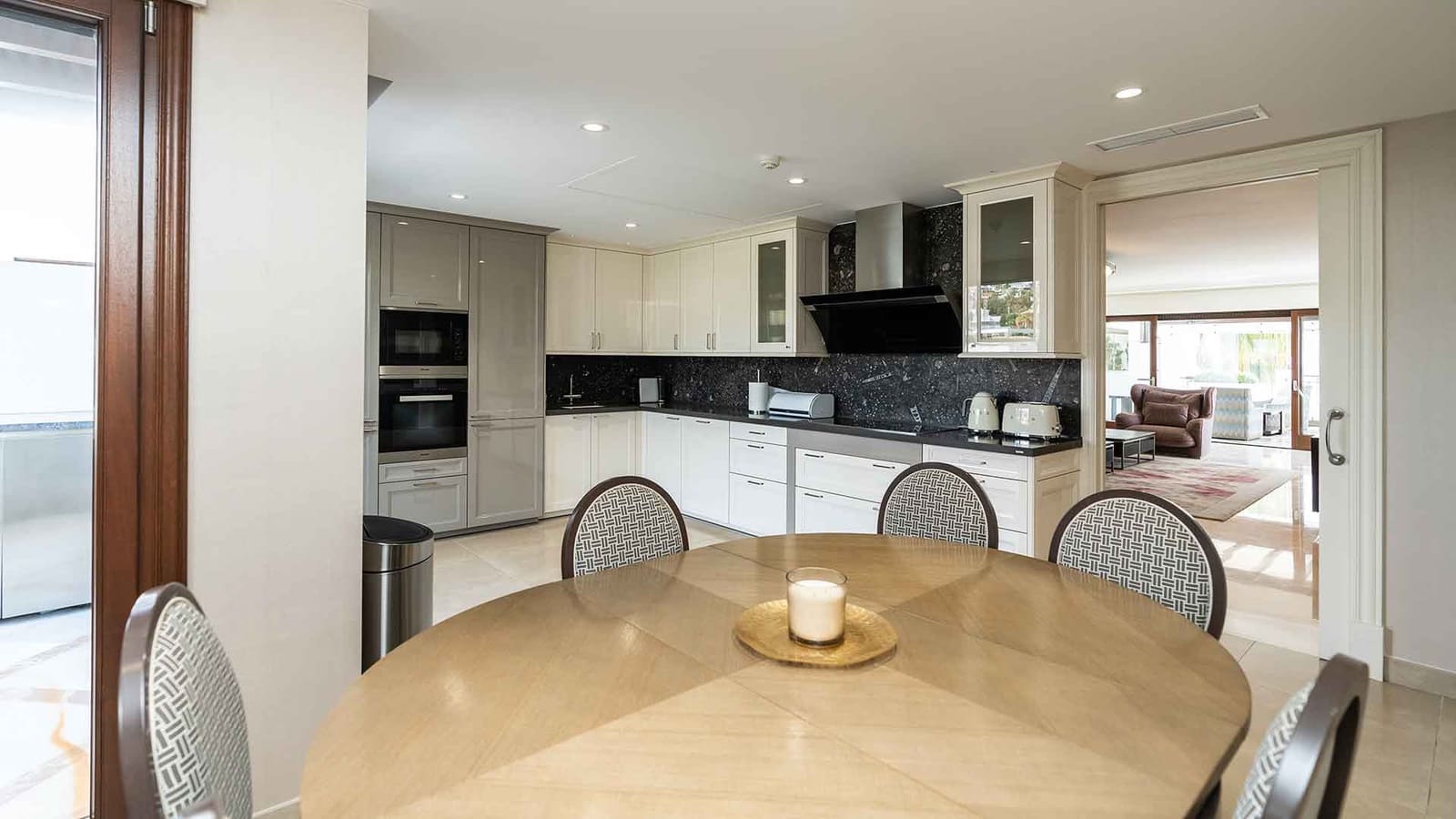 5 sypialnia Penthouse na sprzedaż w Estepona z basenem - 5 980 000 € (Ref: 8970490)