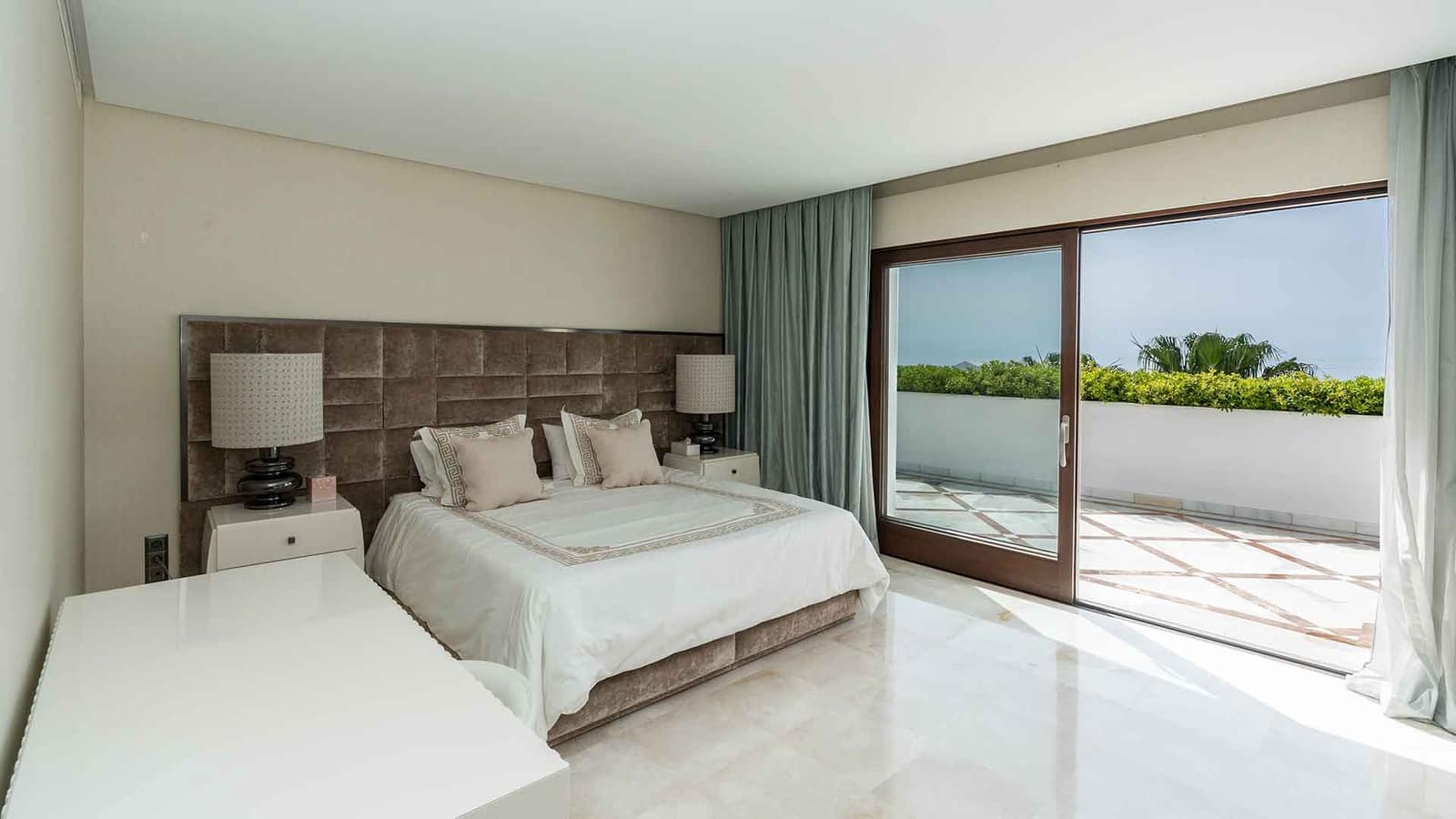 5 sypialnia Penthouse na sprzedaż w Estepona z basenem - 5 980 000 € (Ref: 8970490)