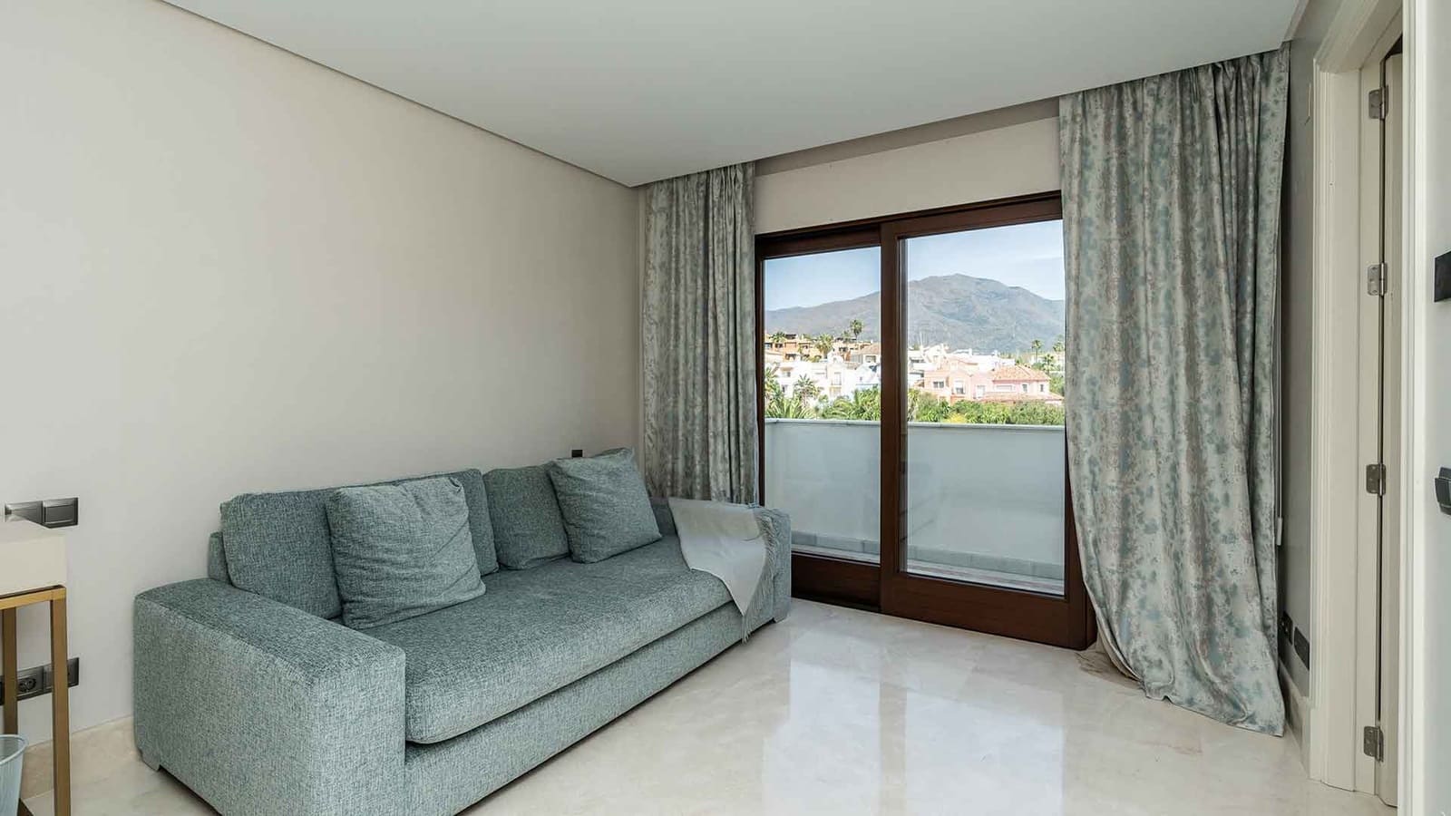 5 sypialnia Penthouse na sprzedaż w Estepona z basenem - 5 980 000 € (Ref: 8970490)