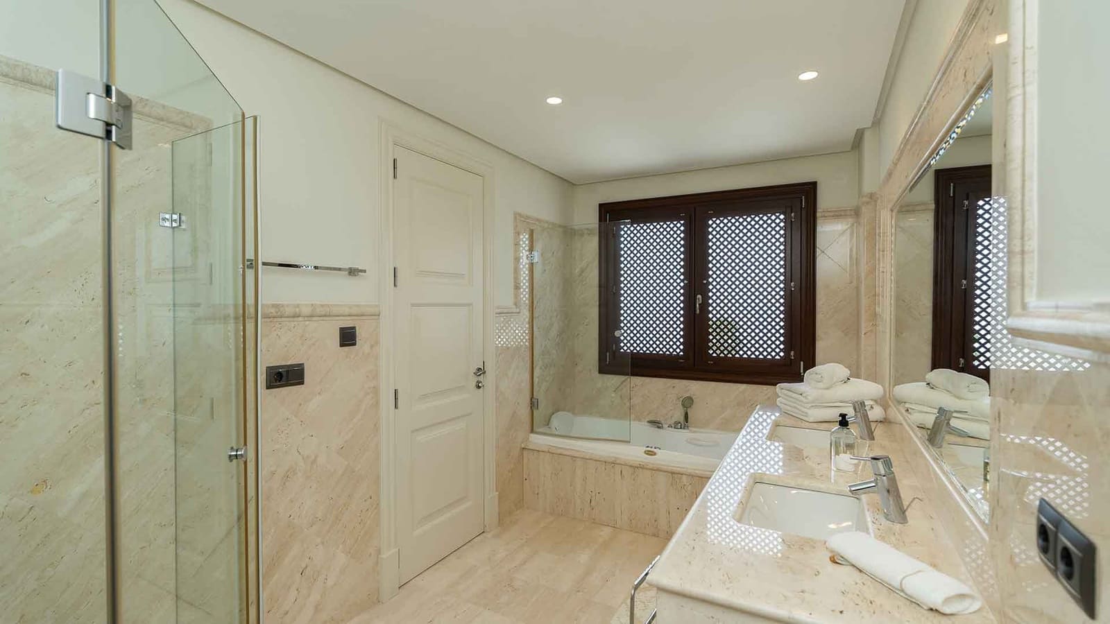 5 sypialnia Penthouse na sprzedaż w Estepona z basenem - 5 980 000 € (Ref: 8970490)