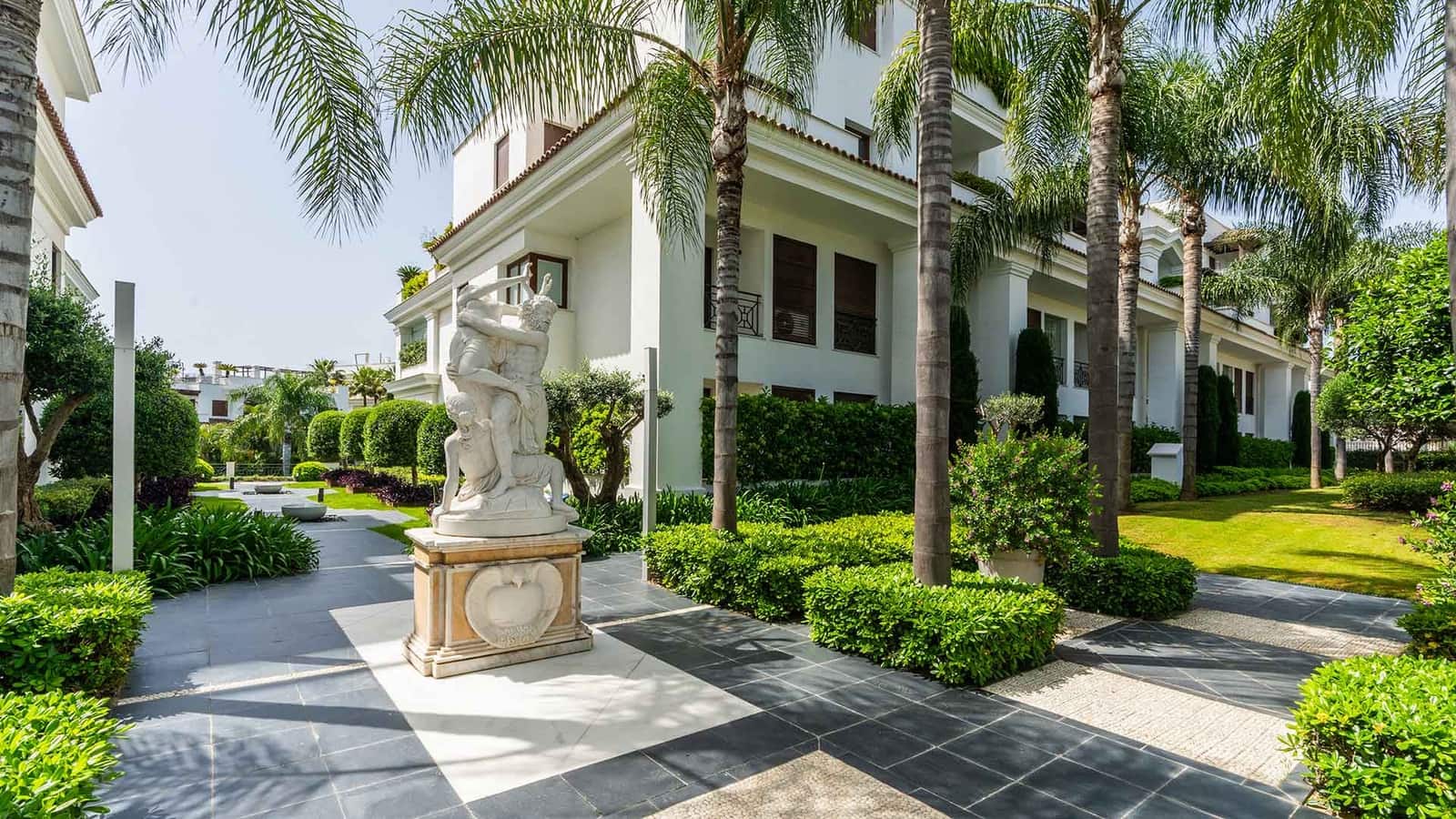 5 sypialnia Penthouse na sprzedaż w Estepona z basenem - 5 980 000 € (Ref: 8970490)