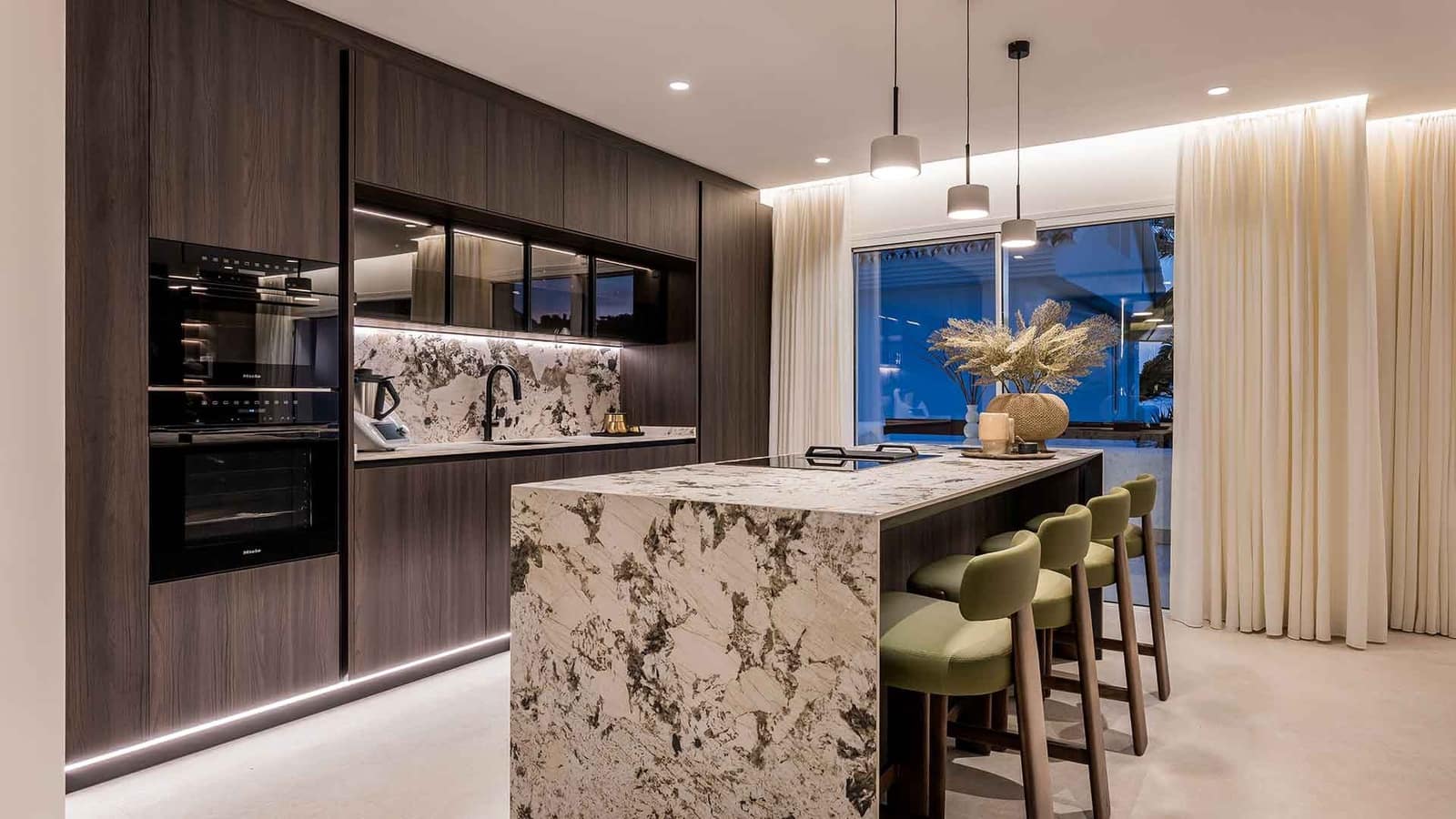 3 sypialnia Apartament na sprzedaż w Los Monteros z basenem - 2 450 000 € (Ref: 8982460)