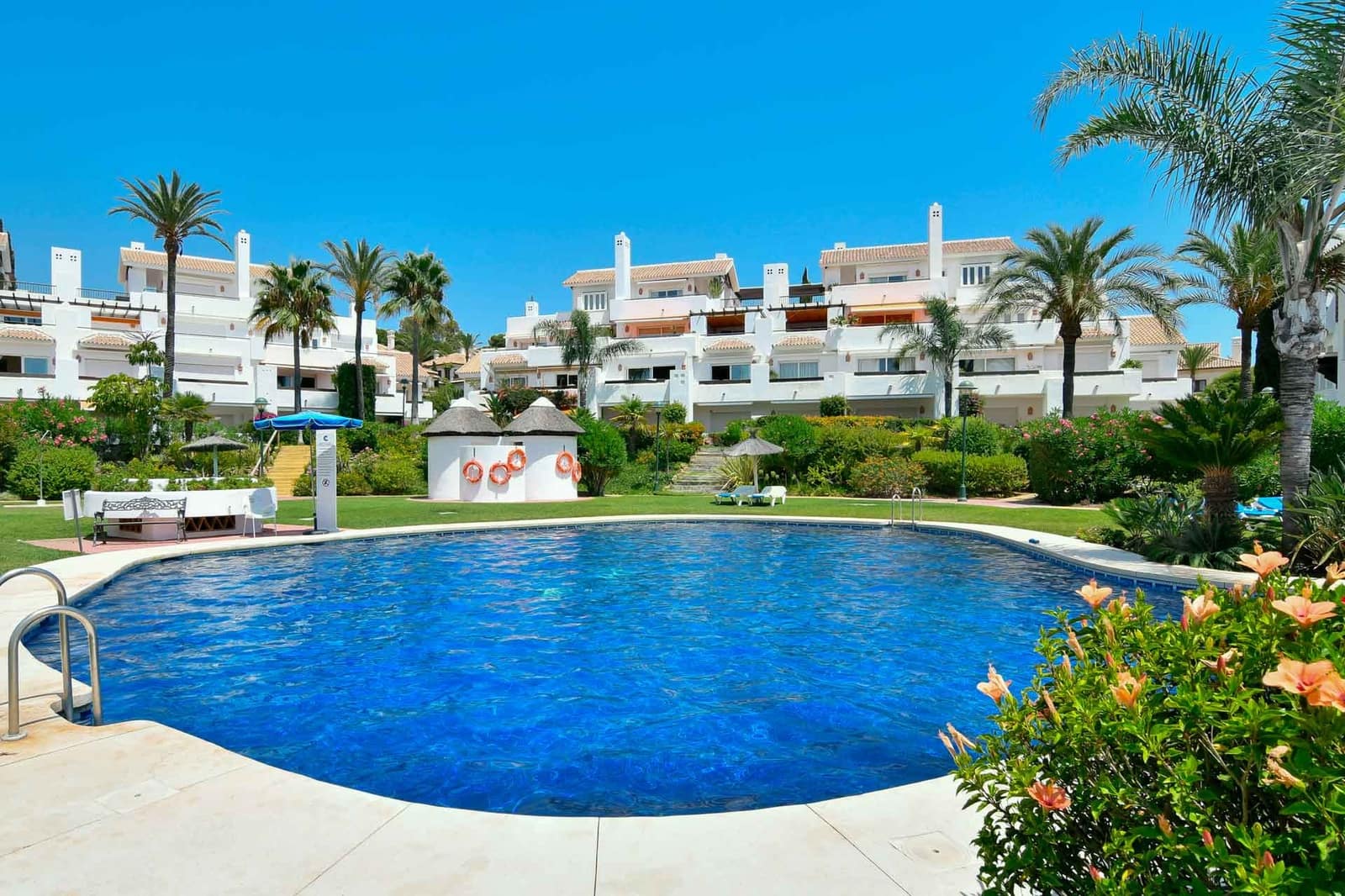 3 sypialnia Apartament na sprzedaż w Los Monteros z basenem - 2 450 000 € (Ref: 8982460)