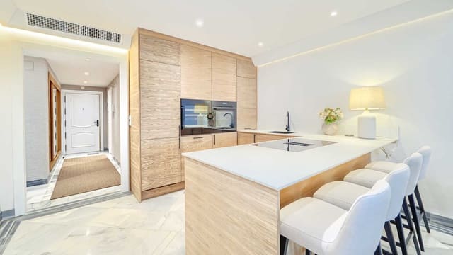 2 slaapkamer Appartement te koop in Playa Bajadilla - Puertos, Marbella met zwembad - € 995.000 (Ref: 8988319)