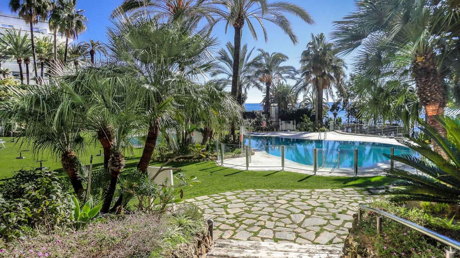 2 sypialnia Apartament na sprzedaż w Marbella z basenem - 995 000 € (Ref: 8988319)