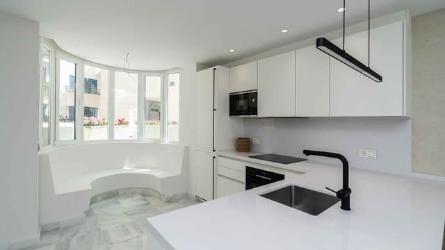 2 slaapkamer Appartement te koop in Playa Bajadilla - Puertos, Marbella met zwembad - € 795.000 (Ref: 9081566)