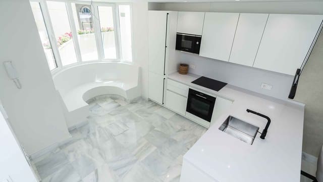 2 slaapkamer Appartement te koop in Playa Bajadilla - Puertos, Marbella met zwembad - € 795.000 (Ref: 9081566)