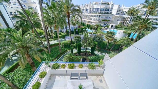 2 slaapkamer Appartement te koop in Playa Bajadilla - Puertos, Marbella met zwembad - € 795.000 (Ref: 9081566)