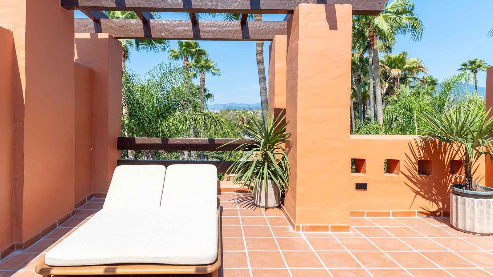 4 soveværelse Byhus til salg i Golden Mile med swimmingpool - € 1.995.000 (Ref: 9116236)