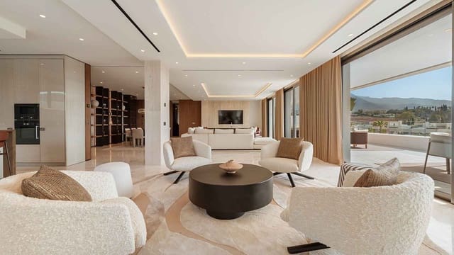 Ático de 4 habitaciones en Lomas De Marbella, Marbella en venta con piscina - 11.900.000 € (Ref: 9118834)