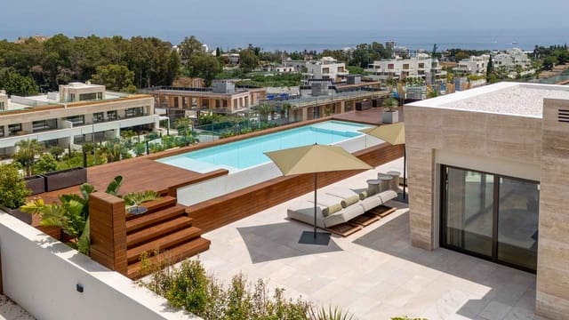 Ático de 4 habitaciones en Lomas De Marbella, Marbella en venta con piscina - 11.900.000 € (Ref: 9118834)