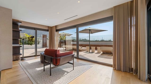 Ático de 4 habitaciones en Lomas De Marbella, Marbella en venta con piscina - 11.900.000 € (Ref: 9118834)