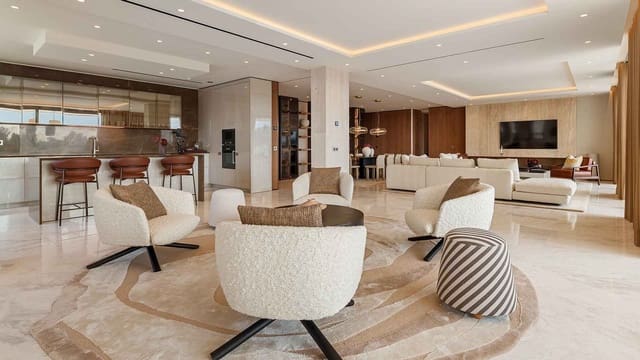 Ático de 4 habitaciones en Lomas De Marbella, Marbella en venta con piscina - 11.900.000 € (Ref: 9118834)