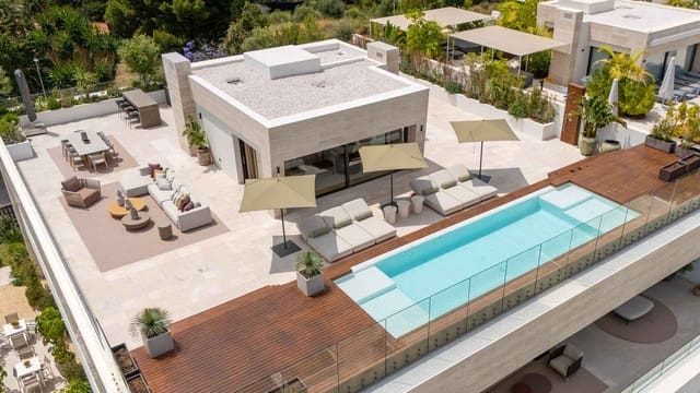 Ático de 4 habitaciones en Lomas De Marbella, Marbella en venta con piscina - 11.900.000 € (Ref: 9118834)