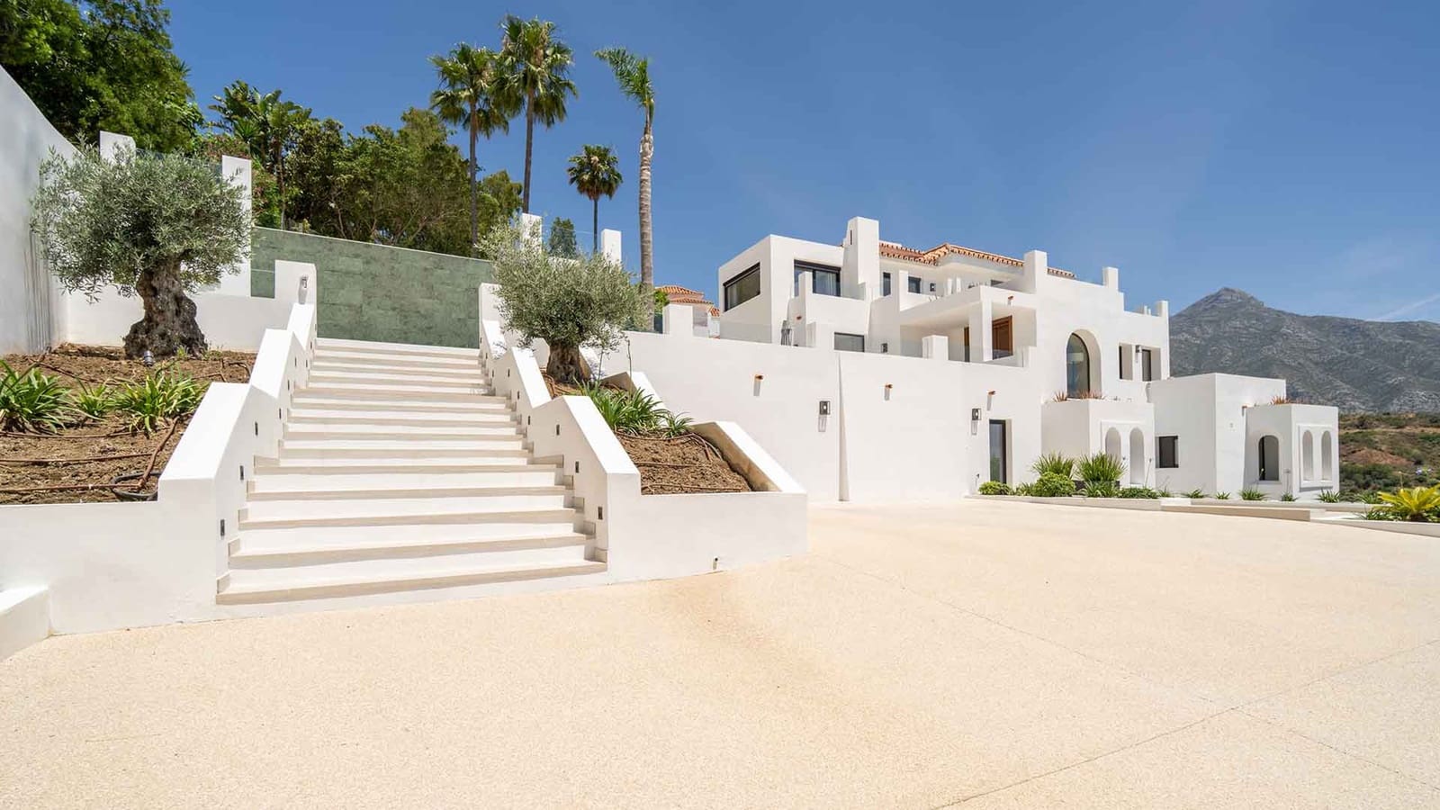 5 makuuhuone Huvila myytävänä paikassa Nueva Andalucia mukana uima-altaan - 4 950 000 € (Ref: 9143007)