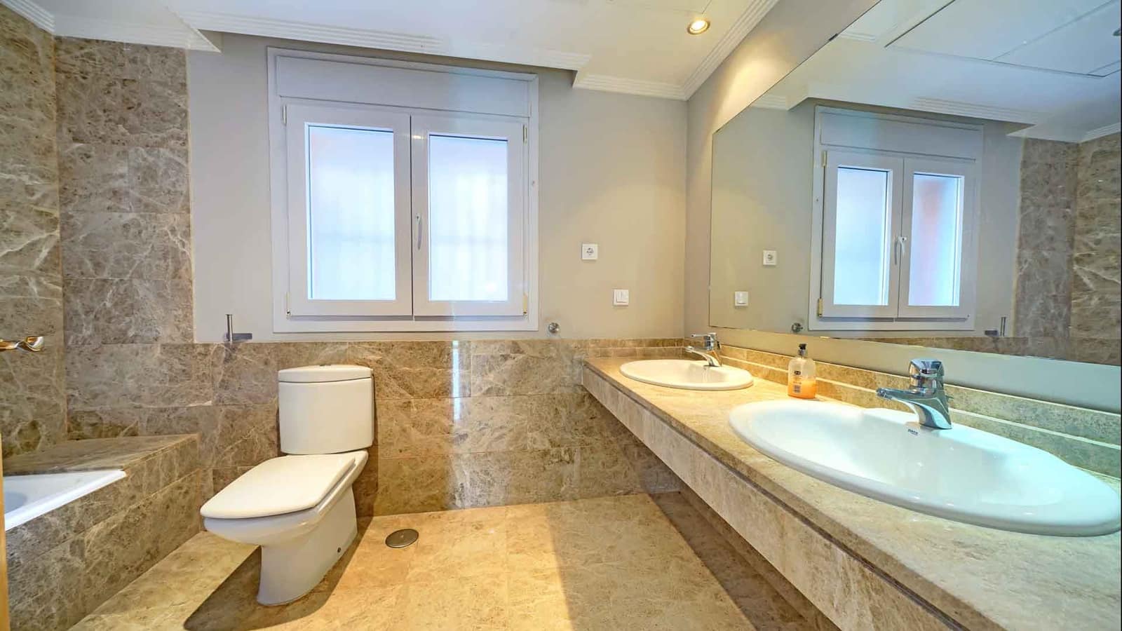 4 soveværelse Villa til salg i Marbella med swimmingpool - € 1.700.000 (Ref: 9181125)